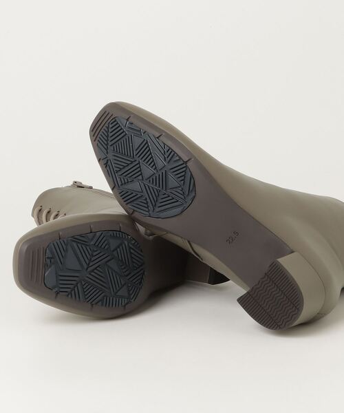 スッキリシルエットのレースアップデザイン「生活防水×スタイリッシュ