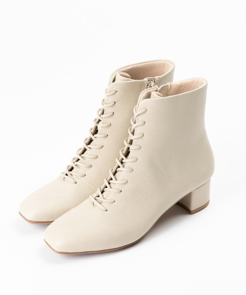 AcureZ(アキュアーズ)の「スッキリシルエットのレースアップデザイン「生活防水×スタイリッシュブーツ」(ブーツ・レディース・ブラック/カーキ/アイボリー・24.0cm/23.0cm/22.5cm/24.5cm/23.5cm)」の4枚目の写真
