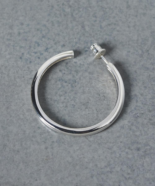 UNITED ARROWS（ユナイテッドアローズ）の「UWBT フープ ピアス M②（ピアス（両耳用）・レディース・シルバー・フリー）」の3枚目の写真