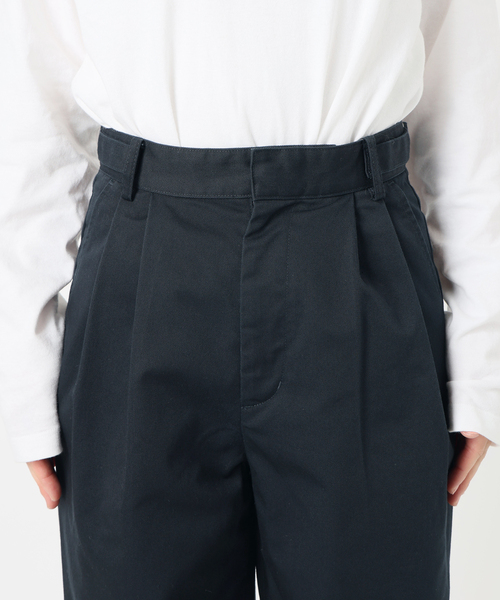 サイドバックルタックテーパードチノパンツ（チノパンツ