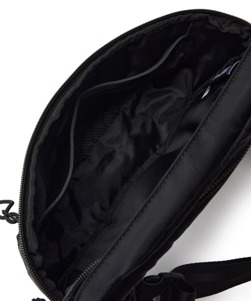 黒いナイロンボディバッグ ニューエラ ウエストバッグ ナイロン（ボディバッグ/ウエスト