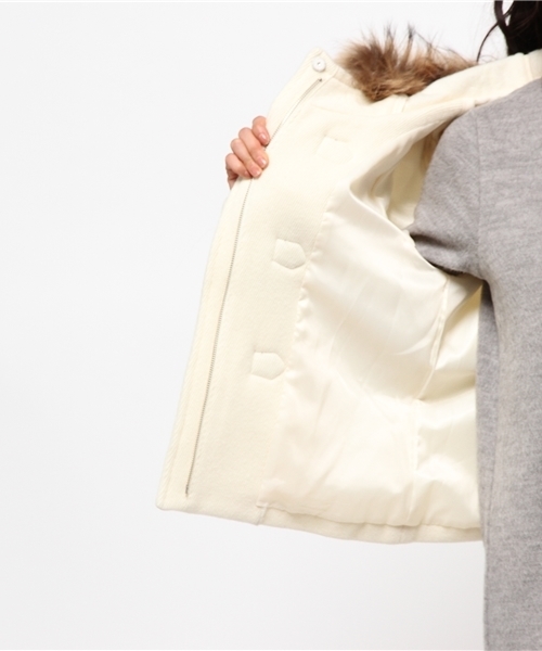 UNRELISH（アンレリッシュ）の「ファーフードショートダッフルコート（ダッフルコート・レディース・ホワイト/キャメル/ブラック・SMALL/MEDIUM）」の4枚目の写真