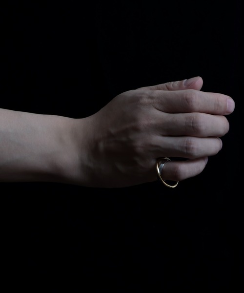 YArKA（ヤーカ）の「【YArKA/ヤーカ】circle & oval overlap ring [luslep4] / 円と楕円の重なりリング（リング・メンズ・シルバー/ゴールド/その他1・#13/#15/#7/#9/#11）」の3枚目の写真