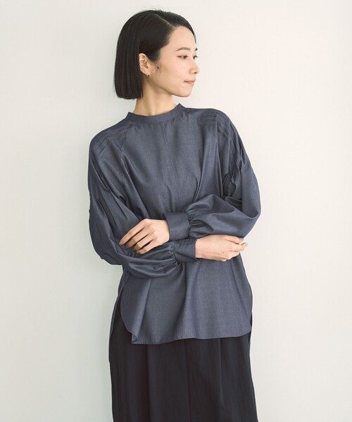 UNFILO（アンフィーロ）の「シャンブレーデニム ショルダータックブラウス（シャツ/ブラウス・レディース・ネイビー系・MEDIUM/LARGE/SMALL）」の2枚目の写真
