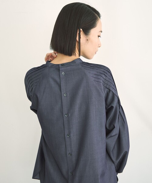 UNFILO（アンフィーロ）の「シャンブレーデニム ショルダータックブラウス（シャツ/ブラウス・レディース・ネイビー系・MEDIUM/LARGE/SMALL）」の3枚目の写真