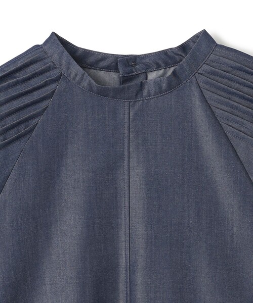 UNFILO（アンフィーロ）の「シャンブレーデニム ショルダータックブラウス（シャツ/ブラウス・レディース・ネイビー系・MEDIUM/LARGE/SMALL）」の7枚目の写真