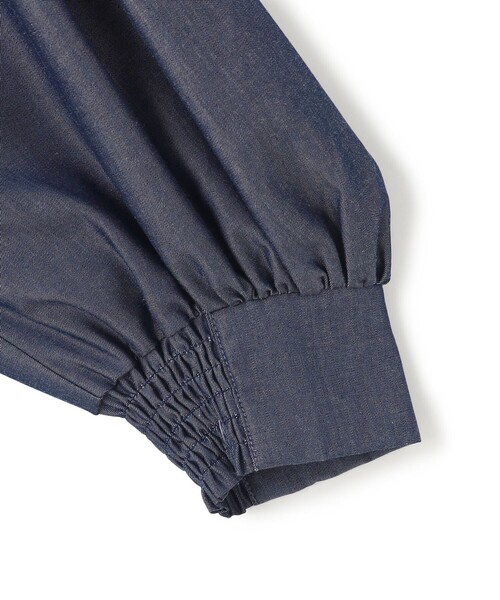 UNFILO（アンフィーロ）の「シャンブレーデニム ショルダータックブラウス（シャツ/ブラウス・レディース・ネイビー系・MEDIUM/LARGE/SMALL）」の8枚目の写真