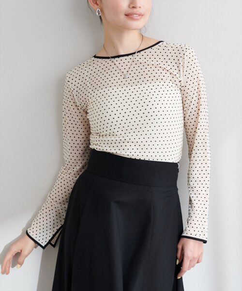 natural couture(ナチュラルクチュール)の「【WEB限定】ドットプリントパイピング2WAYプルオーバー(Tシャツ/カットソー・レディース・アイボリー/ブラック・FREE)」の4枚目の写真