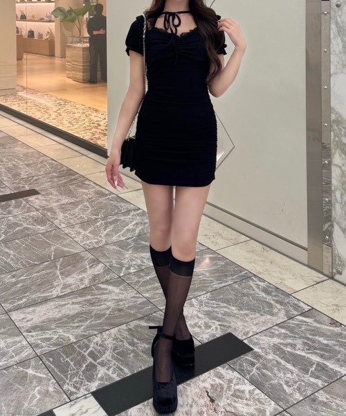 ALLuRing ChaRm(アリュリングチャーム)の「ALLuRing ChaRm × c_mk7o Ruffle Neck Mini Dress / ラッフルネックミニワンピース(ワンピース・レディース・ブラック/ホワイト・FREE)」の1枚目の写真