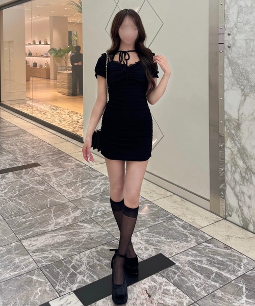 ALLuRing ChaRm(アリュリングチャーム)の「ALLuRing ChaRm × c_mk7o Ruffle Neck Mini Dress / ラッフルネックミニワンピース(ワンピース・レディース・ブラック/ホワイト・FREE)」の14枚目の写真