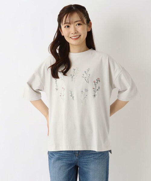 one'sterrace（ワンズテラス）の「コットン天竺 花柄刺繍入りプルオーバー（Tシャツ/カットソー・レディース・アイボリー系8/ネイビー系5/ライトグリーン系・02）」の2枚目の写真