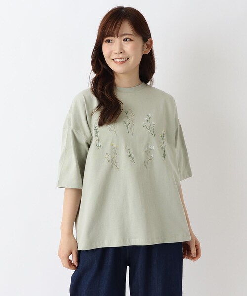 one'sterrace（ワンズテラス）の「コットン天竺 花柄刺繍入りプルオーバー（Tシャツ/カットソー・レディース・アイボリー系8/ネイビー系5/ライトグリーン系・02）」の3枚目の写真
