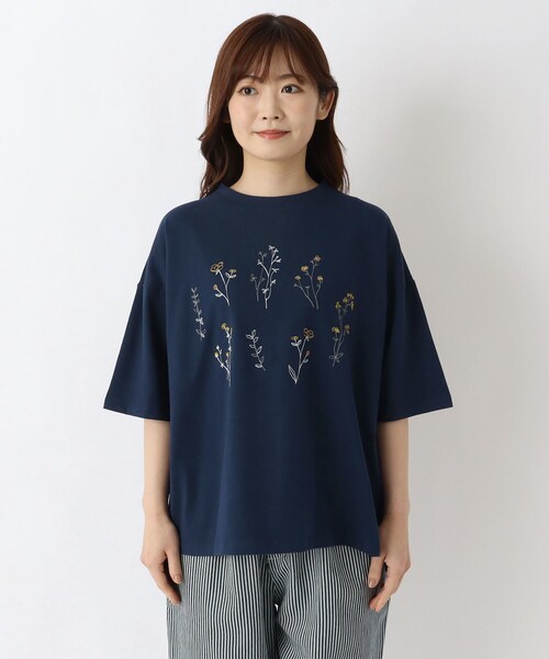 one'sterrace（ワンズテラス）の「コットン天竺 花柄刺繍入りプルオーバー（Tシャツ/カットソー・レディース・アイボリー系8/ネイビー系5/ライトグリーン系・02）」の4枚目の写真