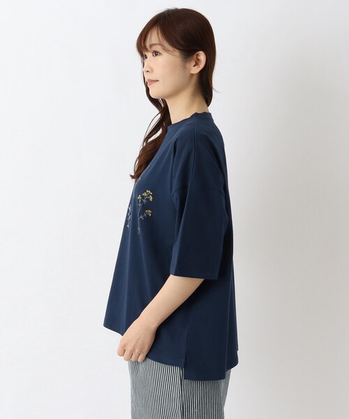 one'sterrace（ワンズテラス）の「コットン天竺 花柄刺繍入りプルオーバー（Tシャツ/カットソー・レディース・アイボリー系8/ネイビー系5/ライトグリーン系・02）」の5枚目の写真