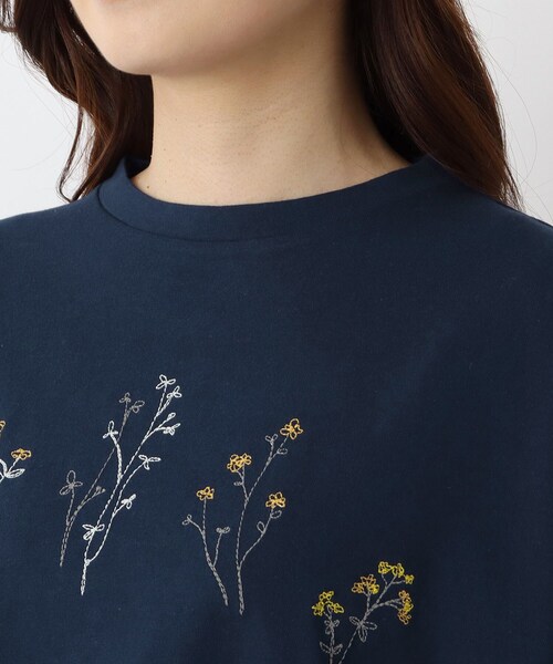 one'sterrace（ワンズテラス）の「コットン天竺 花柄刺繍入りプルオーバー（Tシャツ/カットソー・レディース・アイボリー系8/ネイビー系5/ライトグリーン系・02）」の7枚目の写真
