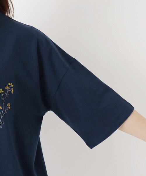 one'sterrace（ワンズテラス）の「コットン天竺 花柄刺繍入りプルオーバー（Tシャツ/カットソー・レディース・アイボリー系8/ネイビー系5/ライトグリーン系・02）」の8枚目の写真
