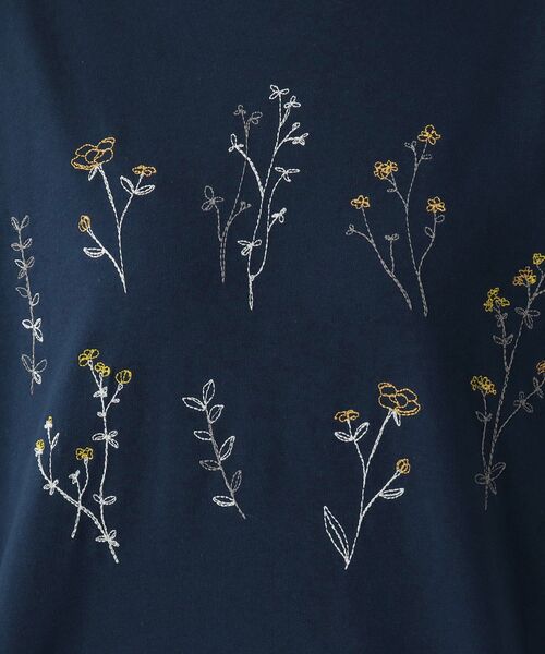 one'sterrace（ワンズテラス）の「コットン天竺 花柄刺繍入りプルオーバー（Tシャツ/カットソー・レディース・アイボリー系8/ネイビー系5/ライトグリーン系・02）」の15枚目の写真