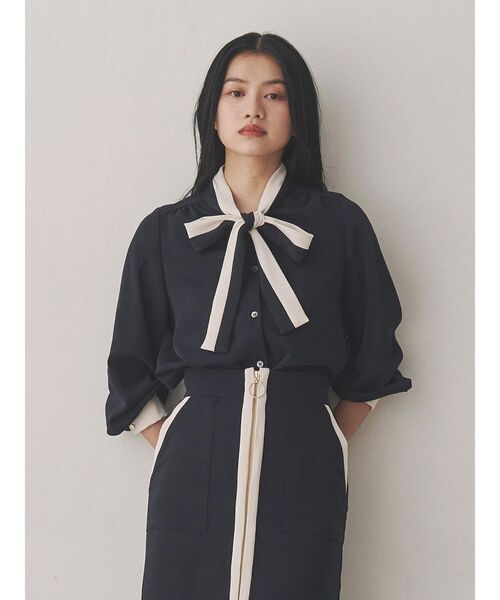 TONAL（トーナル）の「バイカラーハーフボウタイブラウス（シャツ/ブラウス・レディース・ライトブルー/ネイビー/グレー/オフホワイト・MEDIUM）」の4枚目の写真