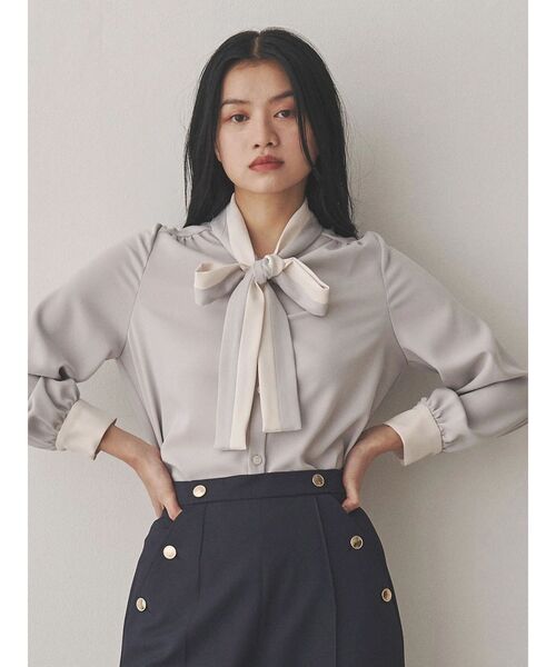 TONAL（トーナル）の「バイカラーハーフボウタイブラウス（シャツ/ブラウス・レディース・ライトブルー/ネイビー/グレー/オフホワイト・MEDIUM）」の3枚目の写真