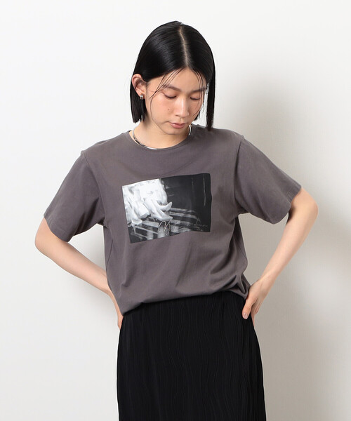 COMME CA ISM(コムサイズム)の「フォトプリントTシャツ(Tシャツ/カットソー・レディース・グレー/グレー系その他/ホワイト系その他/ホワイト・LARGE/MEDIUM/SMALL)」の7枚目の写真