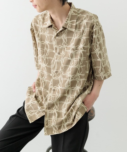 ITEMS URBANRESEARCH（アイテムズ アーバンリサーチ）の「ラインアートプリントオープンカラー半袖シャツ（シャツ/ブラウス・メンズ・ブラック/ベージュ/ホワイト・MEDIUM/LARGE）」の3枚目の写真