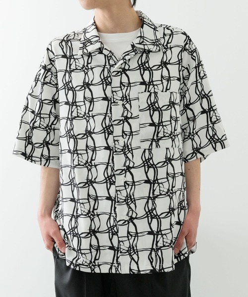 ITEMS URBANRESEARCH（アイテムズ アーバンリサーチ）の「ラインアートプリントオープンカラー半袖シャツ（シャツ/ブラウス・メンズ・ブラック/ベージュ/ホワイト・MEDIUM/LARGE）」の2枚目の写真