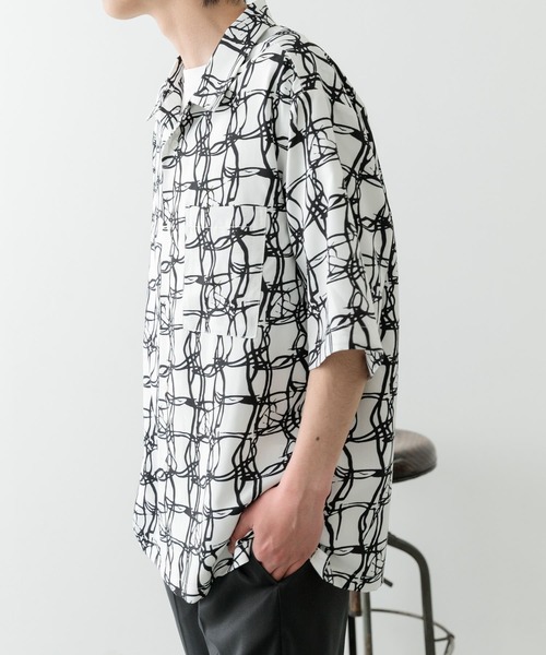 ITEMS URBANRESEARCH（アイテムズ アーバンリサーチ）の「ラインアートプリントオープンカラー半袖シャツ（シャツ/ブラウス・メンズ・ブラック/ベージュ/ホワイト・MEDIUM/LARGE）」の9枚目の写真