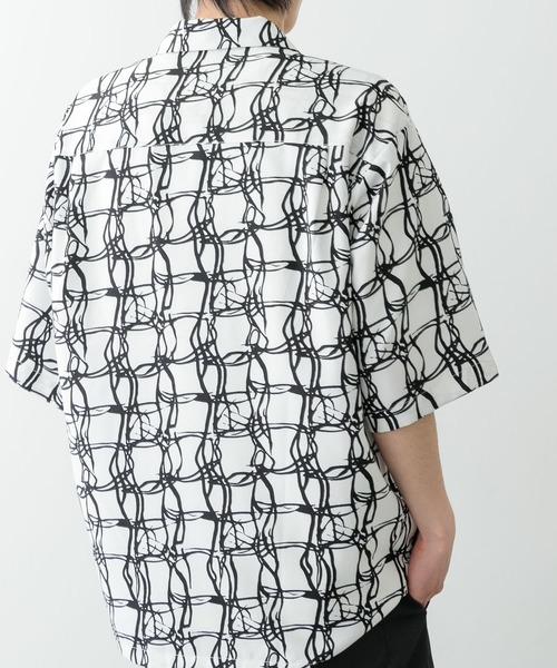 ITEMS URBANRESEARCH（アイテムズ アーバンリサーチ）の「ラインアートプリントオープンカラー半袖シャツ（シャツ/ブラウス・メンズ・ブラック/ベージュ/ホワイト・MEDIUM/LARGE）」の8枚目の写真