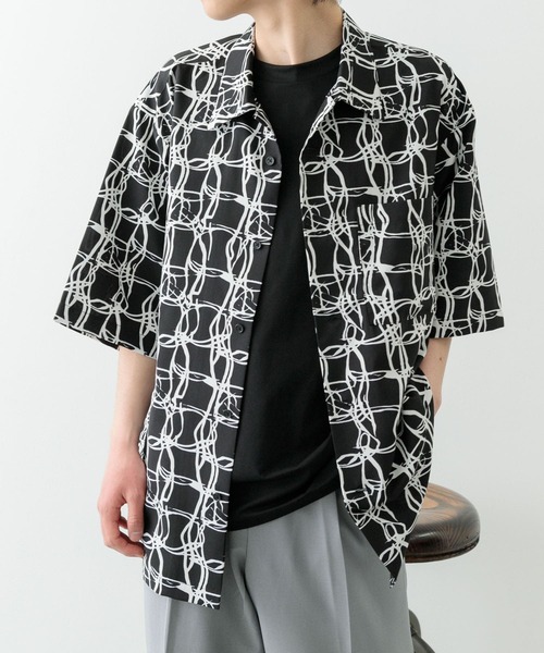ITEMS URBANRESEARCH（アイテムズ アーバンリサーチ）の「ラインアートプリントオープンカラー半袖シャツ（シャツ/ブラウス・メンズ・ブラック/ベージュ/ホワイト・MEDIUM/LARGE）」の5枚目の写真