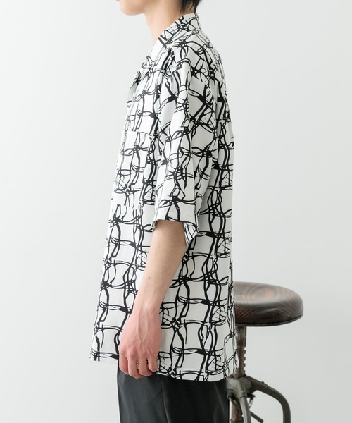 ITEMS URBANRESEARCH（アイテムズ アーバンリサーチ）の「ラインアートプリントオープンカラー半袖シャツ（シャツ/ブラウス・メンズ・ブラック/ベージュ/ホワイト・MEDIUM/LARGE）」の21枚目の写真