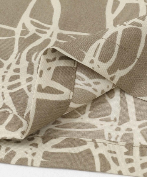 ITEMS URBANRESEARCH（アイテムズ アーバンリサーチ）の「ラインアートプリントオープンカラー半袖シャツ（シャツ/ブラウス・メンズ・ブラック/ベージュ/ホワイト・MEDIUM/LARGE）」の13枚目の写真