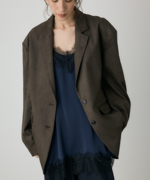 crie conforto(クリーコンフォルト)の「スエードライクバックポケットジャケット 冬服 / アウター / 羽織り(テーラードジャケット・レディース・キャメル/ブラック/カーキ・FREE)」の3枚目の写真