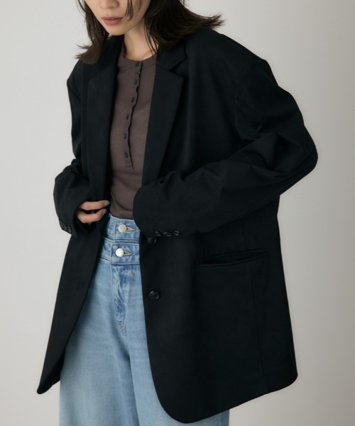 crie conforto(クリーコンフォルト)の「スエードライクバックポケットジャケット 冬服 / アウター / 羽織り(テーラードジャケット・レディース・キャメル/ブラック/カーキ・FREE)」の2枚目の写真