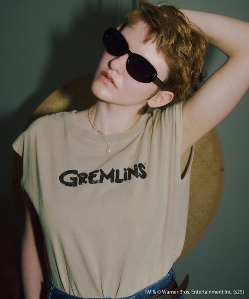 VIS(ビス)の「【グレムリン】VIS別注 ビンテージ風レタリング&フォトTシャツ(Tシャツ/カットソー・レディース・スミクロ/ベージュ・FREE)」の1枚目の写真