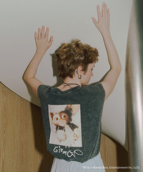 VIS(ビス)の「【グレムリン】VIS別注 ビンテージ風レタリング&フォトTシャツ(Tシャツ/カットソー・レディース・スミクロ/ベージュ・FREE)」の2枚目の写真