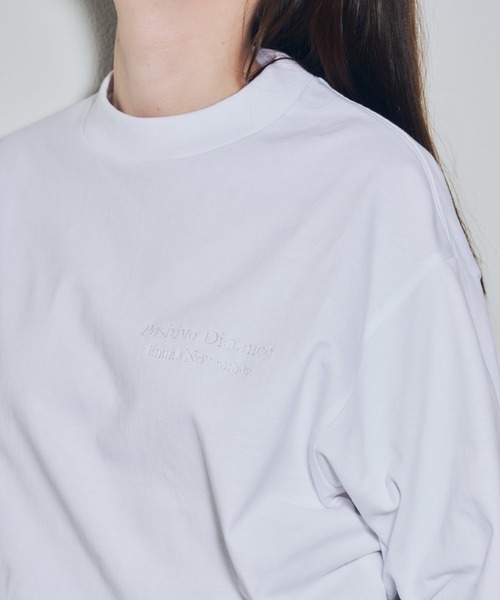 EMMA NOVEMBER (エマノーヴェンバー)の「Embroidery オープンエンド ロングスリーブ Tシャツ(Tシャツ/カットソー・メンズ・ホワイト×ホワイト/ブラック×ブラック・1/3/2)」の5枚目の写真