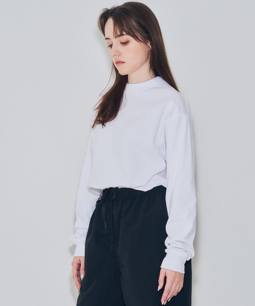 EMMA NOVEMBER (エマノーヴェンバー)の「Embroidery オープンエンド ロングスリーブ Tシャツ(Tシャツ/カットソー・メンズ・ホワイト×ホワイト/ブラック×ブラック・1/3/2)」の3枚目の写真