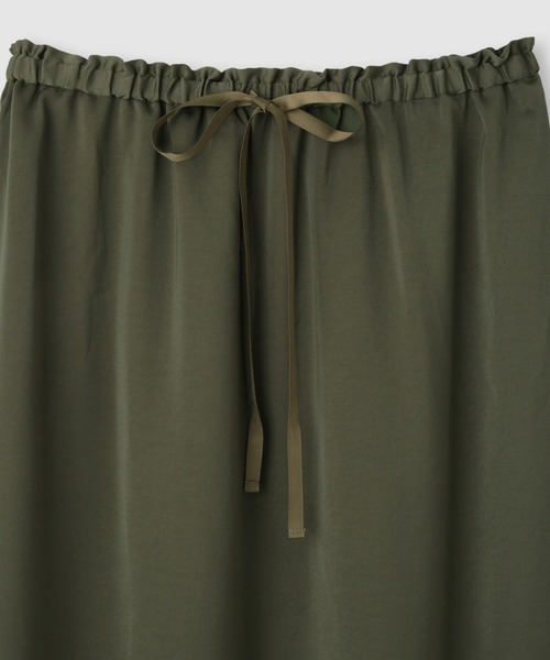 Mac-House（マックハウス）の「Idnes サテン ナロースカート（スカート・レディース・カーキ/ブラック・M）」の3枚目の写真