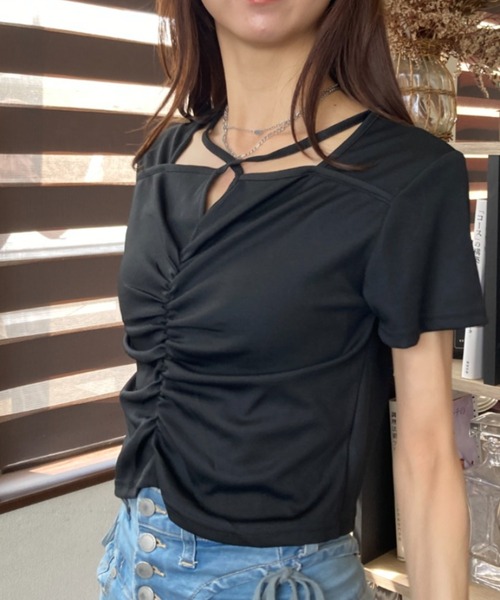 tolene(トレネ)の「V字ストラップ スクエアネック 肌見せ フロントシャーリング 半袖カットソー(Tシャツ/カットソー・レディース・ブラック・FREE)」の1枚目の写真