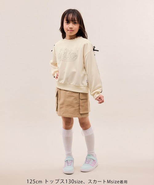 FILA（フィラ）の「【KIDS/キッズ】【FILA/フィラ別注】ラインストーンロゴ裏毛プルオーバー（スウェット・キッズ・サックスブルー/キナリ・150/140/130）」の3枚目の写真
