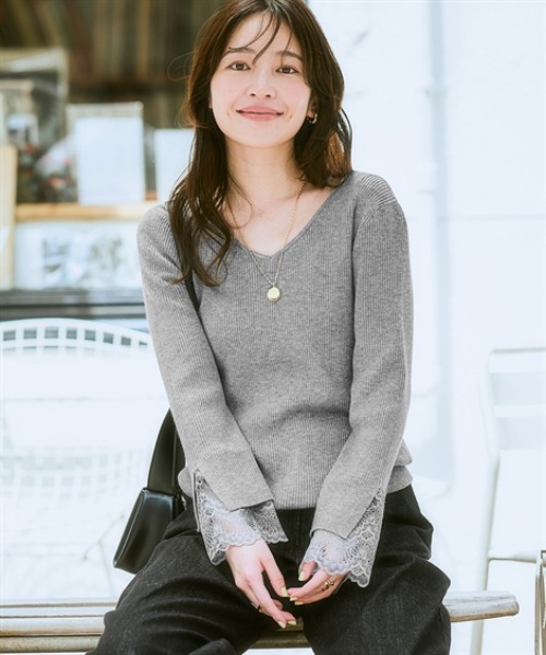 nissen（ニッセン）の「【ふんわりモチモチ素材】袖口レースVネックリブニット＜大きいサイズ有＞（ニット/セーター・レディース・モカ/ブラック/杢グレー/オフホワイト・S/M/L/LL）」の3枚目の写真