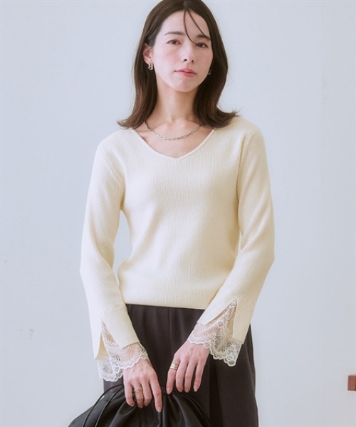 nissen（ニッセン）の「【ふんわりモチモチ素材】袖口レースVネックリブニット＜大きいサイズ有＞（ニット/セーター・レディース・モカ/ブラック/杢グレー/オフホワイト・S/M/L/LL）」の2枚目の写真