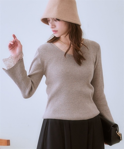 nissen（ニッセン）の「【ふんわりモチモチ素材】袖口レースVネックリブニット＜大きいサイズ有＞（ニット/セーター・レディース・モカ/ブラック/杢グレー/オフホワイト・S/M/L/LL）」の4枚目の写真