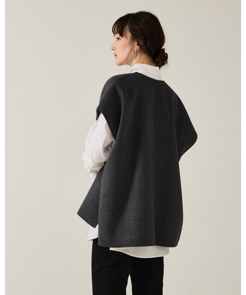 qualite（カリテ）の「ダブルフェイスジレ/秋服/冬服/ポンチョ/ケープ/ウール（ポンチョ・レディース・チャコールグレー/ライトベージュ・38/36）」の6枚目の写真