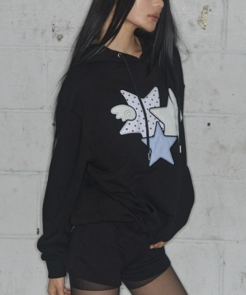 FANCY CLUB(ファンシークラブ)の「A'GEM/9 × .kom 『FANCY CLUB/ファンシークラブ』 MIX STAR ANGEL PATCH HOODIE/エンジェル パッチプルオーバーパーカー(パーカー・レディース・ブラック/ホワイト・FREE)」の2枚目の写真