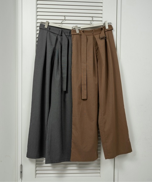 lawgy(ラウジー)の「belt set center tuck check pants / ベルトセットセンタータックチェックパンツ(その他パンツ・レディース・ブラック/キャメル・FREE)」の1枚目の写真