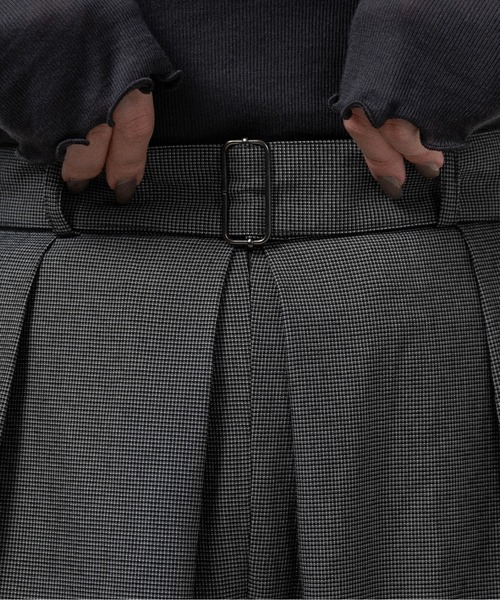 lawgy(ラウジー)の「belt set center tuck check pants / ベルトセットセンタータックチェックパンツ(その他パンツ・レディース・ブラック/キャメル・FREE)」の9枚目の写真