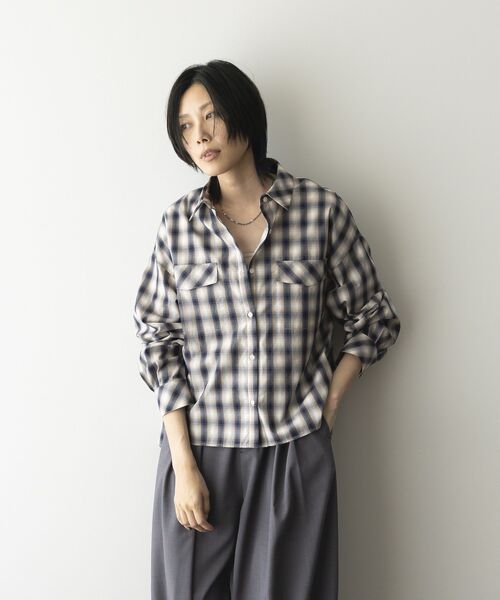 GARAGE OF GOOD CLOTHING（ガレージオブグッドクロージング）の「オンブレチェックショート丈シャツ（シャツ/ブラウス・レディース・ベージュ/ブルー・FREE）」の3枚目の写真