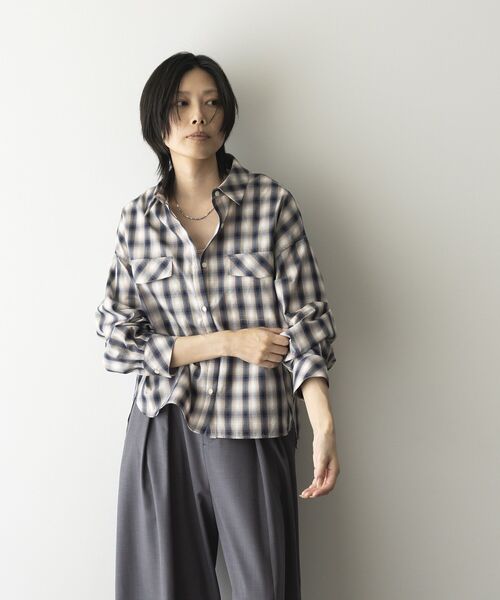 GARAGE OF GOOD CLOTHING（ガレージオブグッドクロージング）の「オンブレチェックショート丈シャツ（シャツ/ブラウス・レディース・ベージュ/ブルー・FREE）」の4枚目の写真
