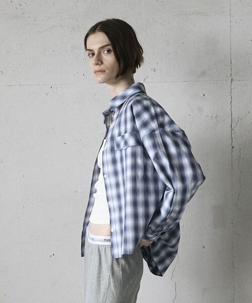 GARAGE OF GOOD CLOTHING（ガレージオブグッドクロージング）の「オンブレチェックショート丈シャツ（シャツ/ブラウス・レディース・ベージュ/ブルー・FREE）」の10枚目の写真